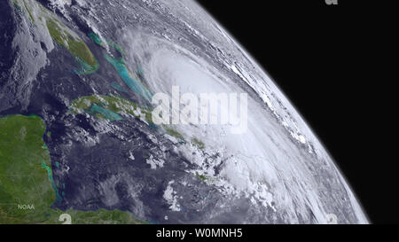 Questa immagine NOAA adottate il 1 ottobre 2015 illustra uragano Joaquin come si muove nell'Oceano Atlantico verso gli Stati Uniti. La categoria 3 venti di tempesta hanno rafforzato a 120 km/h. Foto di NOAA/UPI Foto Stock