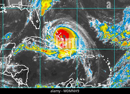 Questo satellite NOAA immagine presa il 1 ottobre 2015 illustra uragano Joaquin mentre viaggia in Bahamas verso gli Stati Uniti. Joaquin è stata aggiornata a una categoria 4 storm con il massimo di venti sostenuti di 130 mph, secondo il National Hurricane Center. Foto di NOAA/UPI Foto Stock