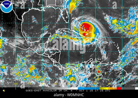 Questo satellite NOAA immagine presa il 1 ottobre 2015 illustra uragano Joaquin mentre viaggia in Bahamas verso gli Stati Uniti. Joaquin è stata aggiornata a una categoria 4 storm con il massimo di venti sostenuti di 130 mph, secondo il National Hurricane Center. Foto di NOAA/UPI Foto Stock