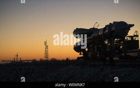 Il Soyuz TMA-19M veicolo spaziale è rotolato fuori dal treno per il lancio al cosmodromo di Baikonur il Sabato, Dicembre 12, 2015 in Kazakistan. Lancio della Soyuz è prevista per dic. 15 e invierà Expedition 46 Soyuz Commander Yuri Malenchenko di l'agenzia Spaziale Federale Russa Roscosmos (), tecnico di volo Tim Kopra della NASA e tecnico di volo Tim Peake di ESA (Agenzia Spaziale Europea) alla stazione spaziale internazionale per un periodo di sei mesi di permanenza. Foto NASA da Joel Kowsky/UPI Foto Stock