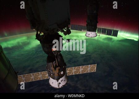 Questo è uno di una serie di immagini notturne prese su 17 Settembre 2011 da un membro della spedizione 29 equipaggio a bordo della Stazione Spaziale Internazionale. Esso dispone di Aurora Australis, visto da un punto al di sopra del sud-est Mare di Tasman vicino a sud della Nuova Zelanda. La stazione si trova a 46,65 gradi di latitudine sud e 169.10 gradi di longitudine est. La NASA/UPI Foto Stock