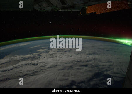 Questo è uno di una serie di immagini notturne prese su 17 Settembre 2011 da un membro della spedizione 29 equipaggio a bordo della Stazione Spaziale Internazionale. Esso dispone di Aurora Australis e parti del sud-est dell'Oceano Indiano. Nadir coordinate sono 40.57 gradi di latitudine sud e 112.15 gradi di longitudine est. La NASA/UPI Foto Stock