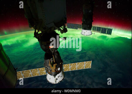 Questo è uno di una serie di immagini notturne prese su 17 Settembre 2011 da un membro della spedizione 29 equipaggio a bordo della Stazione Spaziale Internazionale. Esso dispone di Aurora Australis, visto da un punto al di sopra del sud-est Mare di Tasman vicino a sud della Nuova Zelanda. La stazione si trova a 46,65 gradi di latitudine sud e 169.10 gradi di longitudine est. La NASA/UPI Foto Stock