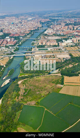 Zaragoza Town. Il fiume Ebro e Gallego Foce. Provincia di Zaragoza, Aragona, Spagna, Europa Foto Stock