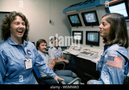 Christa McAuliffe e il suo backup, Barbara Morgan, insegnante nel progetto spaziale (TISP) payload specialist partecipanti, sono raffigurati la formazione per la STS-51-L missione nella Missione Shuttle Simulator (SMS) il 16 novembre 1985. Il 28 gennaio 1986, a 11:39 a.m. EST, lo Space Shuttle Challenger e i suoi sette membri dell'equipaggio sono stati persi quando la rottura di una guarnizione toroidale nel diritto a razzo a propellente solido Booster ha causato un'esplosione 73 secondi dopo il lancio. Morgan sarebbe poi volare con successo a bordo della navetta spaziale Endeavour (STS-118) nel mese di agosto 2007. UPI Foto Stock