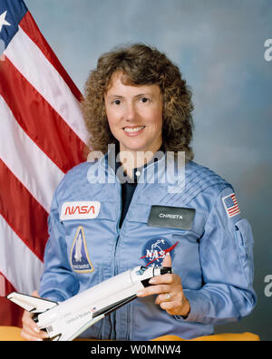 Gazzetta NASA ritratto, adottate il 26 settembre 1985, di Sharon Christa McAuliffe, Payload Specialist per STS-51-L e membro dell'insegnante nel progetto spaziale (TISP). Il 28 gennaio 1986, a 11:39 a.m. EST, lo Space Shuttle Challenger e i suoi sette membri dell'equipaggio sono stati persi quando la rottura di una guarnizione toroidale nel diritto a razzo a propellente solido Booster ha causato un'esplosione 73 secondi dopo il lancio. UPI Foto Stock