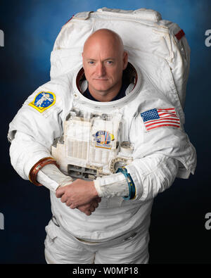 Ritratto ufficiale della Spedizione 45/46, lunga durata astronauta, Scott Kelly in una mobilità Extravehicular unità (UEM), adottata il 11 agosto 2014. ..Parte della NASA umano Programma di ricerca, la missione di un anno sulla Stazione spaziale internazionale è uno sforzo congiunto tra Stati Uniti agenzia spaziale, l'agenzia Spaziale Federale Russa Roscosmos () e i loro partner internazionali. La missione è parte di un progetto di ricerca scientifica lo studio a lungo termine del volo spaziale e gli effetti che esso ha sul corpo umano...l'astronauta della NASA Scott Kelly e il cosmonauta russo Mikhail Kornienko, entrambi veterano spacefarers, lanciato su Foto Stock