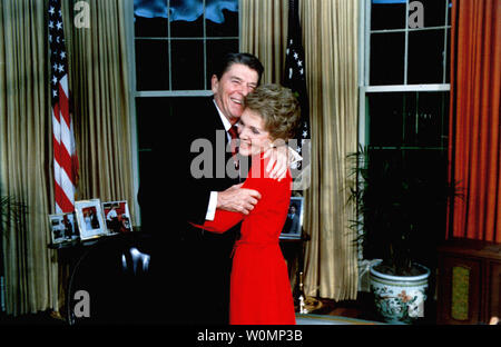 Il Presidente Ronald Reagan è illustrato parlando in questo file non datata foto con Nancy Reagan all Ufficio Ovale della Casa Bianca. Ex first lady Nancy Reagan è morto nella sua casa di Los Angeles a 94 il 6 marzo 2016. bc/File foto UPI Foto Stock