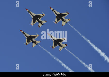 I piloti Thunderbirds eseguire la formazione di Diamante sopra la folla durante il mese di marzo riserva d'aria di base "Airfest Thunder oltre l'impero' air show a marzo ARB, California, il 17 aprile 2016. Foto di Tech. Sgt. Christopher Boitz/USAF/UPI Foto Stock