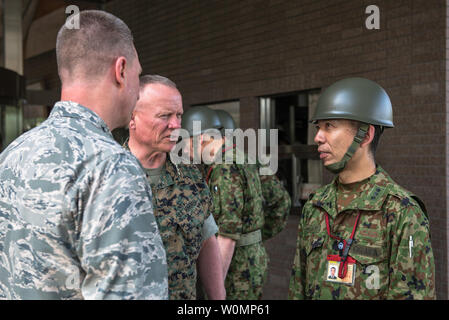 Lt. Gen. Kiyoshi Ogawa, comandante generale della massa giapponese Forza di Autodifesa esercito occidentale, discute terremoto soccorso in caso di catastrofe le azioni che si svolgono con Lt. Gen. Lawrence Nicholson, comandante generale della III Maine forza expeditionary, e il tenente Gen. John Dolan, U.S. Forze, il Giappone e la quinta Air Force commander, nella città di Kumamoto, Giappone, il 29 aprile 2016. Il 14 aprile una grandezza 6.5 terremoto ha colpito la regione di Kumamoto provocando danni alle infrastrutture, lesioni e morte. Il 16 aprile una seconda grandezza 7.3 terremoto ha colpito la regione causando maggiori devastazioni. Foto di Staff Sgt. Michael Smit Foto Stock