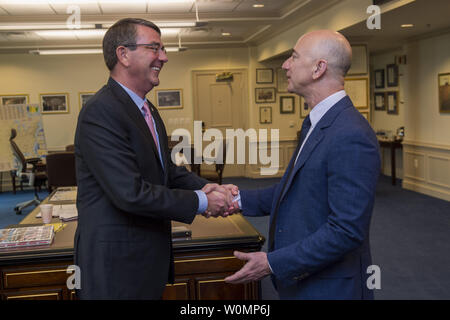 Il Segretario della Difesa Ash Carter saluta il CEO di Amazon Jeff Bezos come egli arriva per un tour del Pentagono il 5 maggio 2016. Foto di Senior Master Sgt. Adrian Cadiz/DoD/UPI Foto Stock