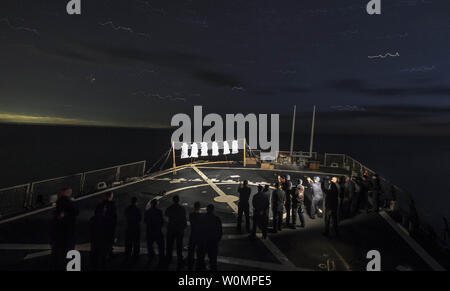 I marinai di partecipare in una luce bassa piccole armi pistola spara a bordo guidato-missile destroyer USS Porter (DDG 78) il 5 maggio 2016, mentre in transito attraverso il Mar Mediterraneo. Porter sta conducendo una pattuglia di routine negli Stati Uniti Sesta flotta area di operazioni a sostegno degli Stati Uniti per gli interessi di sicurezza nazionali in Europa. Foto di comunicazione di massa specialista di terza classe Robert S. Prezzo/STATI UNITI Navy/UPI Foto Stock