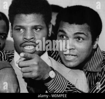 Il pugilato grande Muhammad Ali è morto all età di 74 a Phoenix, Arizona, sabato 4 giugno 2016. Egli è mostrato con Heavyweight Champion Leon Spinks annunciando la loro rivincita su Aprile 11, 1978 in New Orleans. File Foto di Pat Benic/UPI Foto Stock