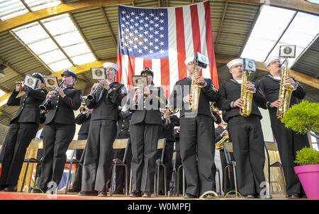 Stati Uniti Forze navali in Europa i membri della band suonare la American inno nazionale presso il Liberty banchetto in Sainte-Mere-Eglise, Francia, giugno 4, 2016. Più di 380 service membri provenienti da Europa e affiliati D-Day unità storiche partecipano al 72anniversario come parte della Joint Task Force D-Day 72. La Task Force, basato in Sainte-Mere-Eglise, Francia, è il supporto di eventi locali attraverso la Normandia, dal 30 maggio al 6 giugno 2016 per commemorare il generoso delle azioni da parte di tutti gli alleati sul D-Day che continuano a risuonare 72 anni più tardi. Foto di Staff Sgt. Timothy Moore/STATI UNITI Air Force/UPI Foto Stock