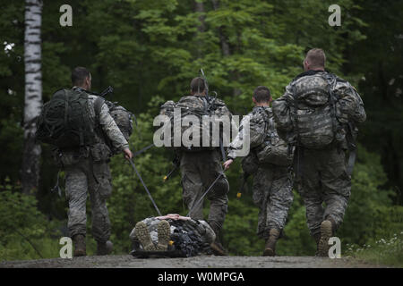 Stati Uniti I soldati assegnati alla società alfa, 3° Battaglione, 172nd Reggimento di Fanteria, 86a brigata di fanteria combattere Team (montagna), Vermont Guardia Nazionale, il trasporto di un soldato su una programmazione oraria mentre partecipano in un incidente di valutazione e di esercizio di evacuazione a Camp Ethan Allen Sito di formazione (CEATS), Gerico, Vt., 12 giugno 2016. Oltre 380 soldati partecipano in vari esercizi durante i loro due settimane di formazione annuale al CEATS. Foto di Sarah Mattison/STATI UNITI Air National Guard/UPI Foto Stock