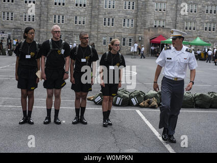 Futuro Cadetti presso l'U.S. Accademia Militare di West Point, N.Y., apprendere le nozioni di base di marciare su R-giorno, 27 giugno 2016. Foto di Sgt. 1. Classe Brian Hamilton/STATI UNITI Esercito/UPI Foto Stock