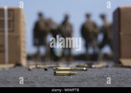 Marines con Alfa Company, Battaglione Team di atterraggio, 1° Battaglione, 6° Reggimento Marini, 22 Marine Expeditionary Unit, partecipare a un live armi da fuoco sparare sul ponte di volo dell'assalto anfibio nave USS Wasp (LHD-1), il 5 luglio 2016. Foto di Cpl. John A. Hamilton Jr./STATI UNITI Marine Corps/UPI Foto Stock