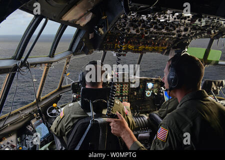 L'equipaggio di un HC-130 Hercules attrazioni aereo il 45-piede nave a vela seconda possibilità come il sole sorge e mette in contatto radio con le sei persone a bordo. La Hercules equipaggio ha volato il coperchio e gestite le comunicazioni per una marina SH-60 equipaggio su un medevac di un 58-anno-vecchio MARINER 184 a nord di Oahu. Foto di Sara Mooers/STATI UNITI Coast Guard/UPI Foto Stock