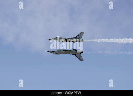 Il Mag. Alex Turner, Thunderbirds #6 contrapposte pilota solista e il cap. Nicholas Eberling, Thunderbirds #5 filo pilota solo, eseguire un passaggio di riflessione durante il Cheyenne Frontier Days, luglio 27, 2016 in Cheyenne Wyo. Il Thunderbirds eseguita curve, si trasforma e si muove a velocità elevata che dimostrano la maestria e le capacità del F-16 Fighting Falcon aeromobili. Foto di Brandon Valle/STATI UNITI Air Force/UPI Foto Stock