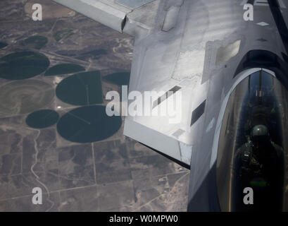 Un F-22 Raptor da Langley Air Force Base, Va. si prepara a fare rifornimento da un KC-135 Stratotanker da McConnell Air Force Base, Kan., il 27 luglio 2016, durante l'esercizio bandiera rossa, ospitato da Nellis Air Force Base, Nev. Bandiera rossa 16-3 è destinato al servizio di insegnamento membri come integrare l'aria, lo spazio e il cyberspazio elementi e aiuta i membri del servizio lavorano insieme. Foto di David Salanitri/STATI UNITI Air Force/UPI Foto Stock