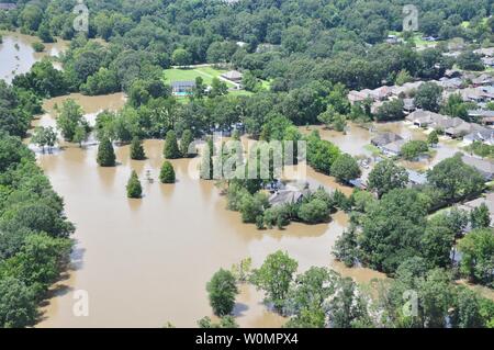 Aree inondate di Baton Rouge, Louisiana, sono mostrati il 15 agosto 2016. Per data, Coast Guard equipaggi hanno salvato più di 195 persone, assistita più di 2,902 persone in difficoltà e salvato 26 animali domestici. Foto di Melissa Leake/STATI UNITI Coast Guard/UPI Foto Stock