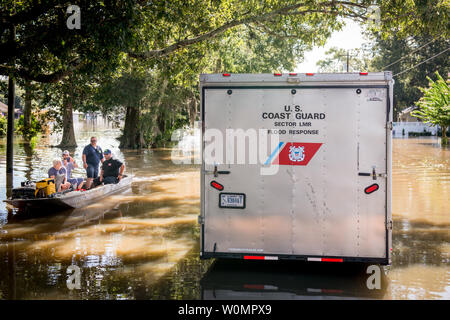 Stati Uniti Coast Guard i membri dal settore inferiore del Mississippi Flood response team di coordinare con i soci del San Amani, Louisiana i Vigili del Fuoco e altri funzionari locali aiutando area di evacuare i cittadini il 16 agosto 2016. La guardia costiera della risposta dei team sono quotidianamente il coordinamento con enti locali, statali e federali in flood i salvataggi sforzi durante le aree colpite. Foto di LaNola pietra/STATI UNITI Coast Guard/UPI Foto Stock