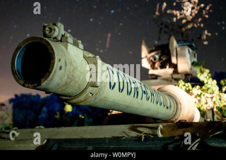 Un M1A2 Abram con Charlie Company, 3° Battaglione, 116Brigata di cavalleria contro squadra fuori di Ontario, Oregon, siede nel motorpool durante l'esercizio Saber Guardian 16 presso il rumeno di forze terrestri Combat Training Center in Cincu, Romania il 3 agosto 2016. Foto di Timothy Jackson/STATI UNITI Esercito/UPI Foto Stock