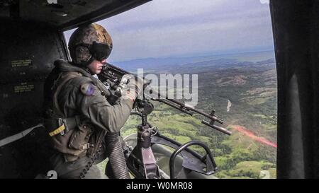 Stati Uniti Caporale Marine William F. McNamara, un capo equipaggio con il XIII Marine Expeditionary Unit, incendi un M240B medie mitragliatrice sulla gamma di obiettivi nel corso del comune di chiudere il supporto aereo esercizio tra il malese Royal Air Force e Marines dal XIII MEU, il 7 agosto 2016. Xiii MEU, avviato il Boxer anfibio gruppo pronto, è operativo negli Stati Uniti 7 flotta area di operazioni a sostegno della sicurezza e della stabilità in Indo-Asia-regione del Pacifico. Foto di Alvin Pujols/STATI UNITI Marine Corps/UPI Foto Stock