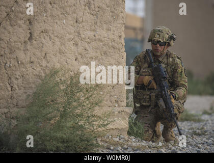 Stati Uniti Army Spc. David Cruz, 717th Ordinanza sugli esplosivi Gruppo di smaltimento, protezioni del perimetro durante un incidente di massa e la estrazione di esercitare con gli avieri dall'ottantatreesimo Expeditionary squadrone di salvataggio, Bagram Airfield, Afghanistan, Agosto 18, 2016. L'esercizio congiunto chiamato EOD per identificare, rimuovere e smaltire di proiettili di artiglieria nella zona e da si è schiantato dei veicoli adibiti al trasporto di esplosivi. Foto di Justyn M. Freeman/STATI UNITI Air Force/UPI Foto Stock