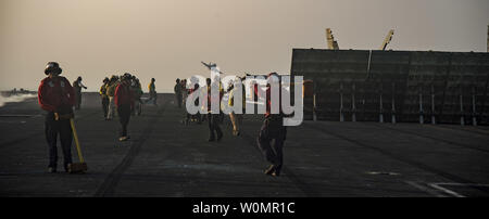 I marinai reimpostare la catapulta dopo un F/A-18E Super Hornet assegnati ai pistoleri di Strike Fighter Squadron (VFA) 105 lancia dal ponte di volo della portaerei USS Dwight D. Eisenhower CVN (69) (IKE) il 27 agosto 2016. Ike e la sua portante Strike gruppo vengono distribuiti a supporto di funzionamento inerenti risolvere, le operazioni di sicurezza marittima e di teatro la cooperazione in materia di sicurezza gli sforzi negli Stati Uniti Quinta Flotta area di operazioni. Foto di Nathan T. barba/STATI UNITI Navy/UPI Foto Stock