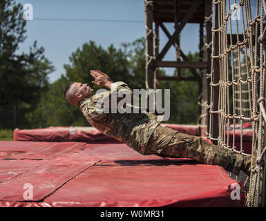 La riserva di esercito di praticare il sergente dell'anno concorrente, Sgt. 1. Classe Jason Scott, 95th Training Division (IET) completa la rete da carico ostacolo sul fit per vincere ostacolo corso durante il 2016 TRADOC trapanare il sergente dell'anno di competizione, 8 settembre 2016. Scott e Sgt. Ryan moldavo, 98Training Division (IET), si trovano di fronte a off in un testa a testa di concorrenza a Fort Jackson, S.C., per vedere chi sarà chiamato il 2016 riserva di esercito di praticare il sergente dell'anno. Foto di Brian Hamilton/STATI UNITI La riserva di esercito/UPI Foto Stock