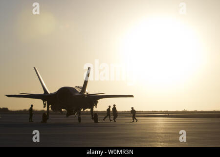 Stati Uniti Marines con Marine Fighter Squadron di attacco 121 (VMFA-121), terzo aeromobile Marina Wing, condurre il primo carico caldo su di un F-35B Lightning II a sostegno di armi e tattiche istruttori (WTI) 1-17 al Marine Corps Air Station Yuma, Ariz., 22 settembre 2016. Foto di Aaron James Vinculado/STATI UNITI Marine Corps/UPI Foto Stock