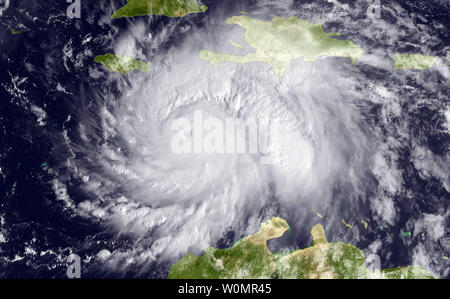 Questo satellite NOAA immagine presa il 3 ottobre 2016 illustra uragano Matthew 220 miglia a sud est di Kingston, Giamaica, il 3 ottobre 2016. Matthew è previsto per portare la tempesta tropicale con venti di forza, heavy rain, e pericoloso navigare in Giamaica, Haiti, Cuba nei prossimi giorni. Foto di NOAA/UPI Foto Stock