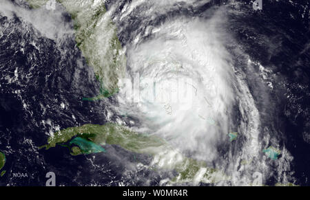 Questo satellite NOAA immagine presa il 6 ottobre 2016 illustra uragano Matthew 160 miglia a sud della Florida in direzione West Palm Beach, Florida. Il ciclone ha aumentato a una categoria 4 storm con il massimo di venti sostenuti nei pressi di 140 mph con raffiche superiori. Foto di NOAA/UPI Foto Stock