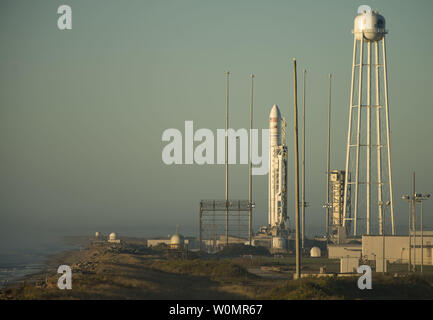 L'orbitale ATK Antares rocket, con il veicolo spaziale Cygnus onboard, è visto su Launch Pad-0A in fase di sunrise, Domenica, 16 ottobre 2016 alla NASA Wallops Flight Facility in Virginia. ATK orbitale del sesto contratta di rialimentazione di carico con la missione NASA per la Stazione Spaziale Internazionale fornirà oltre 5.100 libbre di scienza e ricerca, equipaggio e forniture hardware del veicolo per il laboratorio orbitale e il suo equipaggio. Foto NASA da Bill Ingalls/UPI Foto Stock
