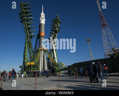 I bracci del gantry sono sollevati intorno alla Soyuz MS-02 navicella spaziale dopo che esso è stato sollevato in una posizione verticale sulla rampa di lancio, Domenica, 16 ottobre 2016 presso il cosmodromo di Baikonur in Kazakistan. Expedition 49 tecnico di volo Shane Kimbrough della NASA, Soyuz commander Sergey Ryzhikov di Roscosmos e tecnico di volo Andrey Borisenko di Roscosmos sono pianificati per il lancio dal cosmodromo di Baikonur in Kazakistan il Ott. 19. Foto NASA da Joel Kowsky Foto Stock