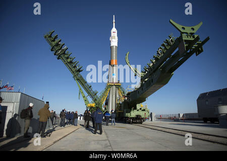 I bracci del gantry sono sollevati intorno alla Soyuz MS-02 navicella spaziale dopo che esso è stato sollevato in una posizione verticale sulla rampa di lancio, Domenica, 16 ottobre 2016 presso il cosmodromo di Baikonur in Kazakistan. Expedition 49 tecnico di volo Shane Kimbrough della NASA, Soyuz commander Sergey Ryzhikov di Roscosmos e tecnico di volo Andrey Borisenko di Roscosmos sono pianificati per il lancio dal cosmodromo di Baikonur in Kazakistan il Ott. 19. Foto NASA da Joel Kowsky Foto Stock