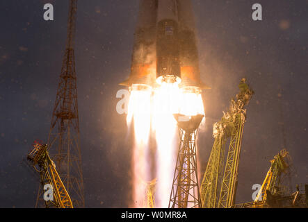 Il Soyuz MS-02 razzo viene lanciato con spedizione 49 Soyuz commander Sergey Ryzhikov di Roscosmos, tecnico di volo Shane Kimbrough della NASA e tecnico di volo Andrey Borisenko di Roscosmos, Mercoledì, 19 ottobre 2016, presso il cosmodromo di Baikonur in Kazakistan. Ryzhikov, Kimbrough e Borisenko permetterà di trascorrere i prossimi quattro mesi a vivere e lavorare a bordo della Stazione Spaziale Internazionale. Foto NASA da Joel Kowsky/UPI Foto Stock