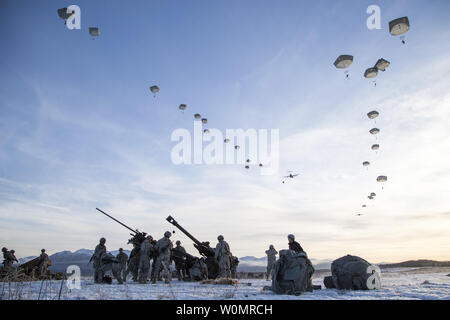 Paracadutisti assegnato a una batteria, 2° Battaglione, 377 campo paracadute reggimento di artiglieria, quarta brigata di fanteria combattere Team (airborne), XXV divisione di fanteria, U.S. Esercito di Alaska, scendere sopra Malemute zona di caduta durante la conduzione di airborne e vivere la formazione antincendio a base comune Elmendorf-Richardson, Alaska, 22 novembre 2016. Foto di Alejandro Peña/STATI UNITI Air Force/UPI Foto Stock