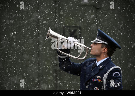 Airman 1. Classe Avery Friedman, un membro della 106ª Rescue ala guardia d'onore, esegue il 'rubinetti' durante un momento di formazione a F.S. Gabreski Air National Guard Base, Westhampton Beach, NY, il 15 dicembre 2016. Foto di Christopher S. Muncy/US Air National Guard/UPI Foto Stock