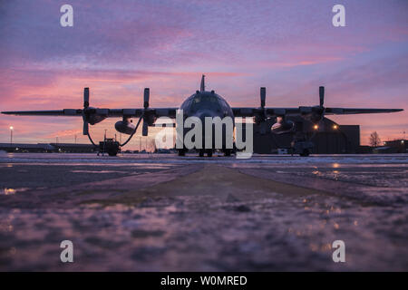 Membri della 179th Airlift Wing gruppo Manutenzione deve riscaldare i quattro turboelica motori dell'C-130H Hercules nella fredda mattina presto alla 179th Airlift Wing, Mansfield, Ohio, come parte della quotidiana operazioni invernali, Dicembre 21, 2016. Il 179th Airlift Wing è sempre su una missione di essere la prima scelta per rispondere a lo stato federale e le missioni con un team di fiducia degli avieri. Foto di Joe Harwood/STATI UNITI Air National Guard/UPI Foto Stock