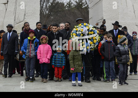 I partecipanti partecipano in una ghirlanda annuale cerimonia di posa il Martin Luther King Jr. Memorial ospitato dal Memorial Foundation in partnership con la fede e la politica Institute, impatto e l'americano asiatico portano la scuola a Martin Luther King Jr. Memorial di Washington il 16 gennaio 2017. Foto di Leigh Vogel/UPI Foto Stock