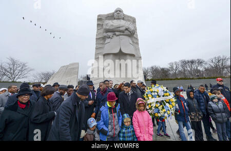 I partecipanti partecipano in una ghirlanda annuale cerimonia di posa il Martin Luther King Jr. Memorial ospitato dal Memorial Foundation in partnership con la fede e la politica Institute, impatto e l'americano asiatico portano la scuola a Martin Luther King Jr. Memorial di Washington il 16 gennaio 2017. Foto di Leigh Vogel/UPI Foto Stock