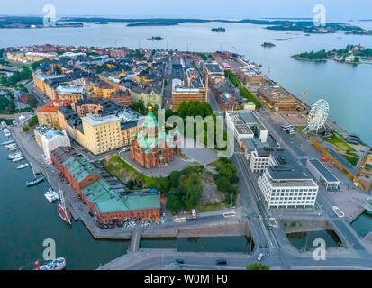 Vista aerea della bella Helsinki al tramonto. Cielo blu e nuvole e gli edifici colorati. Helsinki, Finlandia. Foto Stock