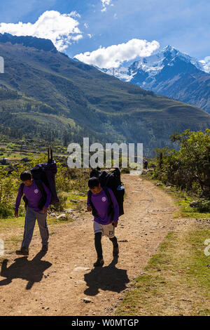 I facchini che trasportano carichi pesanti sul Cammino Inca, giorno 1, KM82 a Huayllabamba, Perù, Sud America Foto Stock