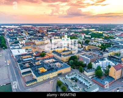 Vista aerea della bella Helsinki al tramonto. Cielo blu e nuvole e gli edifici colorati. Helsinki, Finlandia. Foto Stock