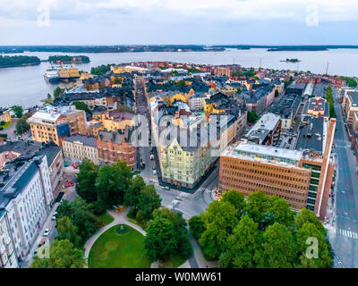 Vista aerea della bella Helsinki al tramonto. Cielo blu e nuvole e gli edifici colorati. Helsinki, Finlandia. Foto Stock