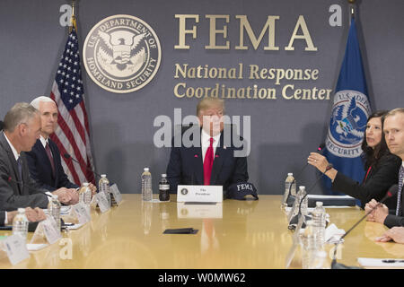 U.S Presidente Trump (C) visite la Federal Emergency Management Agency (FEMA) sede a Washington DC, il 4 agosto 2017. Trump ha visitato la sede FEMA per ricevere un briefing sulla stagione degli uragani. Anche nella foto è Vice Presidente USA Mike pence (2-L), noi Segretario interno Ryan Zinke (L) e Direttore del Dipartimento di Sicurezza Elaine Duca (2-R) Foto di Michael Reynolds/UPI Foto Stock