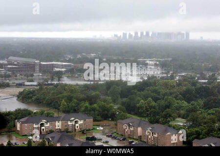 La zona di Houston è osservata a seguito di forti inondazioni dall uragano Harvey, 27 agosto 2017. Coast Guard foto/UPI Foto Stock