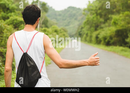 Backpacker tourist autostop sulla strada di montagna in Vietnam Foto Stock